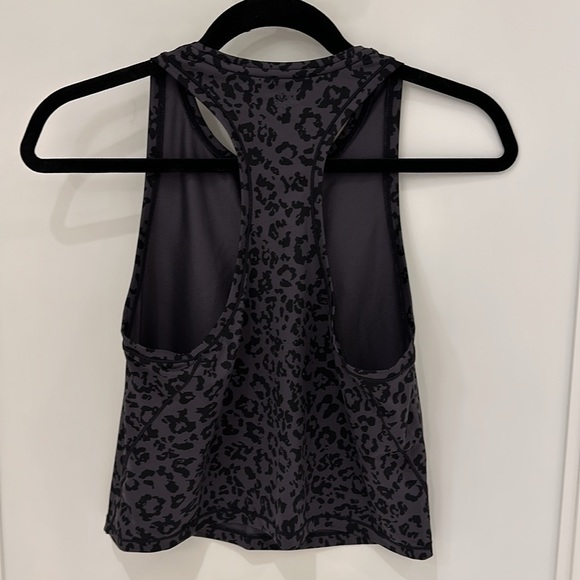 EUC✨ ATHLETA medium grey & black leopard print cropped Shanti yoga top - Picture 2 of 6